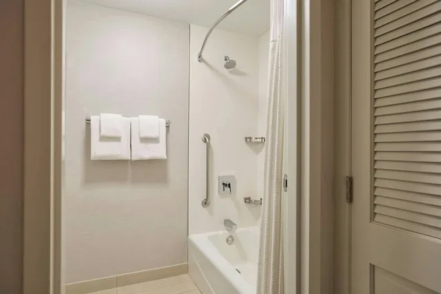 استوديو بسريرين كوين لذوي الإعاقة، Courtyard Phoenix North 4/5