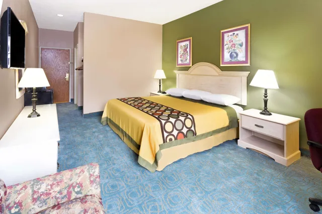 غرفة بسرير كينج لذوي الإعاقة، Super 8 By Wyndham Freeport 1/3