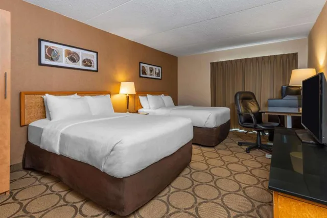 Room, 2 Double Beds, Comfort Inn Orillia 2/2