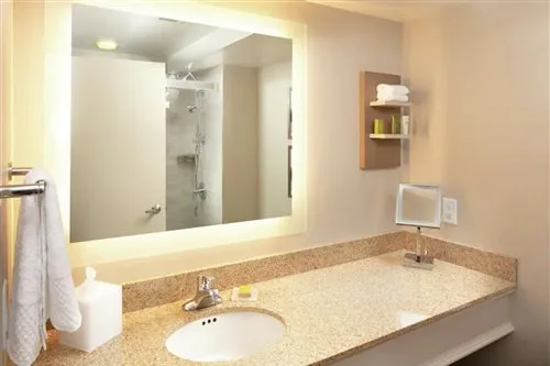 غرفة بسرير مزدوج بإطلالة على البحيرة، Hilton Madison Monona Terrace 2/2