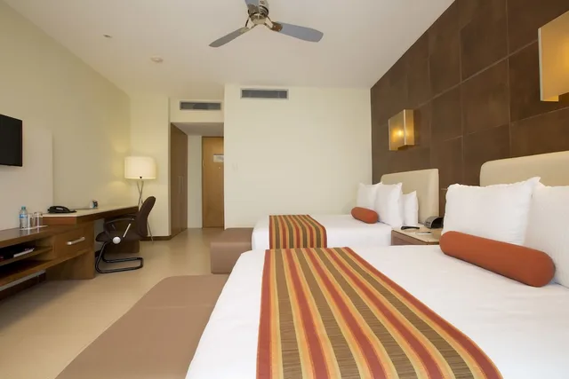 Krazy King or double bed Non Refundable, Krystal Urban Cancun 3/10