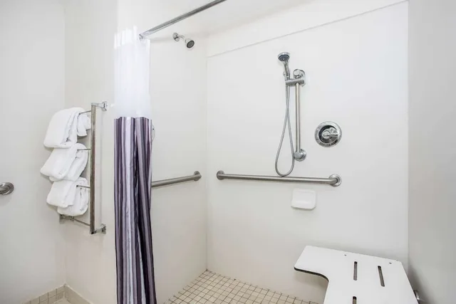غرفة بسرير مزدوج لذوي الإعاقة، La Quinta Inn & Suites by Wyndham Melbourne Viera 8/9