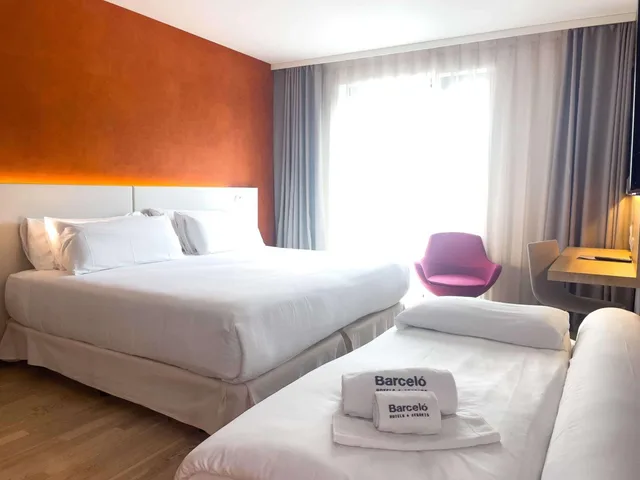 غرفة ديلوكس بسرير مزدوج مع سرير إضافي، Barcelo Hamburg 2/10