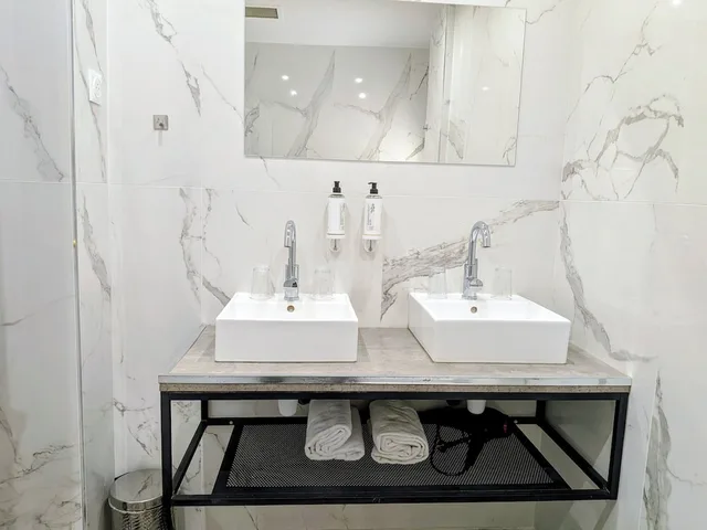 غرفة عائلية رباعية بسرير كينج وأسرّة بطابقين، Hotel Kyriad Marseille Centre Paradis Prefecture 10/10