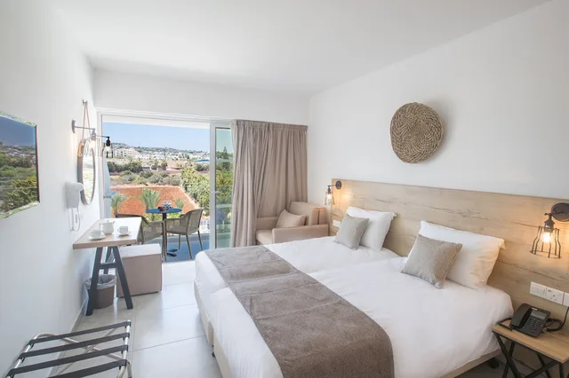 غرفة بسريرين منفصلين بإطلالة على البحر مع أريكة، Bohemian Gardens Hotel 2/4