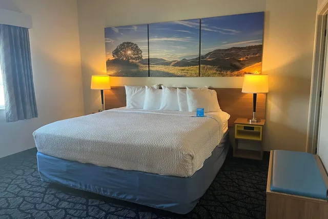 جناح بسرير كينج مع أريكة، Days Inn & Suites by Wyndham Columbus NE 4/10