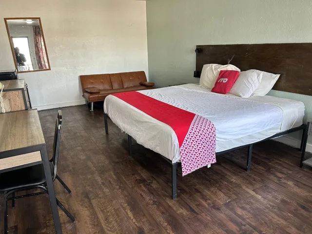 غرفة بسرير كينج مع أريكة سرير، OYO Hotel Downtown Peoria I-74 9/10