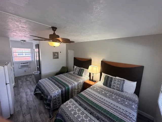 غرفة بسريرين مزدوجين بمطبخ صغير، Malibu Resort Motel 3/7