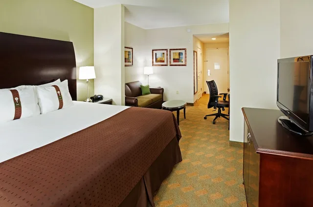 غرفة قياسية بسرير كينج مع أريكة، Holiday Inn Rock Hill 3/7