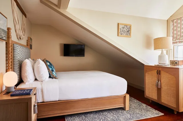 Queen Bed, The Roberts Collection 3/5