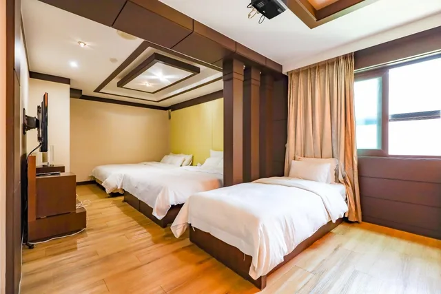 جناح بزنس، Charlot Castle Hotel 2/2