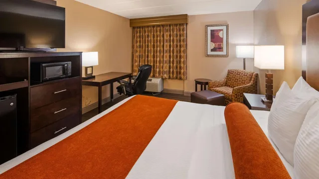 غرفة بسرير كينج بحوض استحمام لذوي الإعاقة، Best Western Crossroads Of The Bluffs 1/8