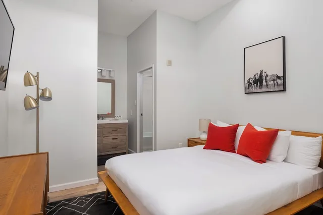 شقة سكنية بسرير كينج وسرير كوين بإطلالة على الجبل بغرفتي نوم مع أريكة بمطبخ، Evergreen Lodge 2/7