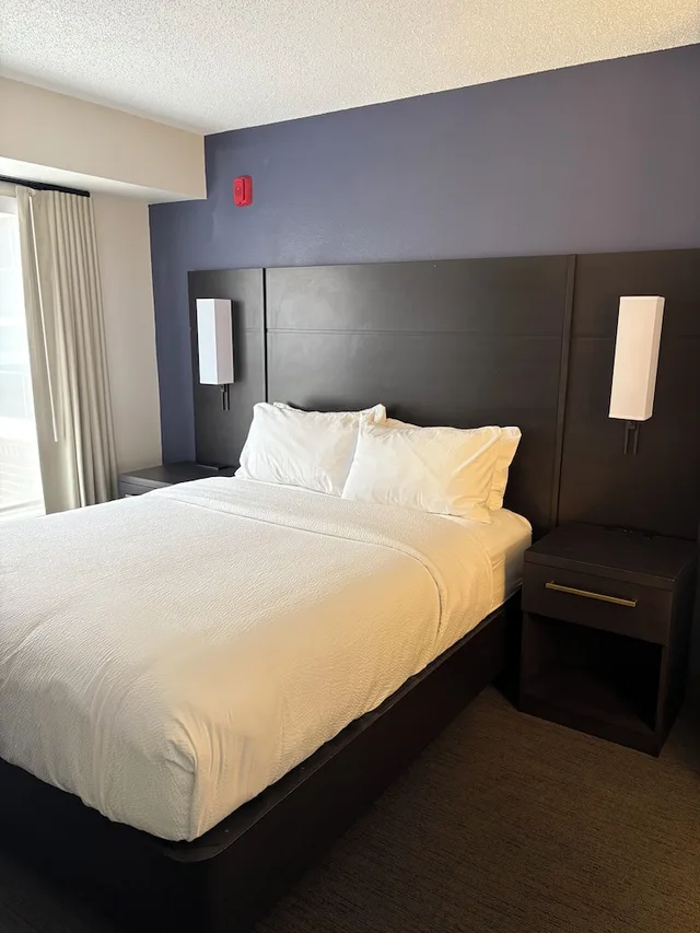 جناح بسرير كوين بإطلالة على المدينة بغرفة نوم واحدة مع أريكة، Residence Inn by Marriott Flint 2/10
