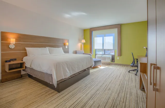 Standard, King Bed, Holiday Inn Express Hotel And Suites Gulf Shores 5/6