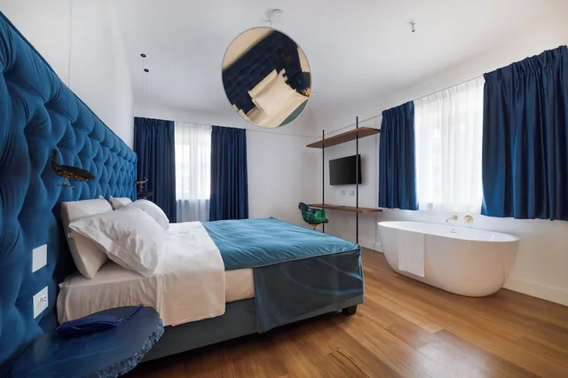 غرفة ديلوكس بسرير كينج بحوض استحمام، Palazzo Martinelli s.r.l 2/7