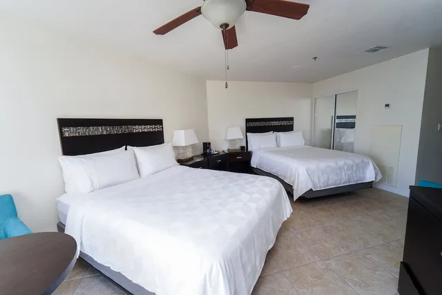 غرفة قياسية بسريرين كوين بإطلالة على البحر، Holiday Inn Resort Grand Cayman, an IHG Hotel 3/10