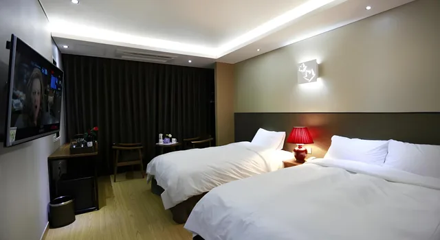 Standard, Twin Beds, 1 Double and 1 Single Bed, Black Sands Hotel 1/2