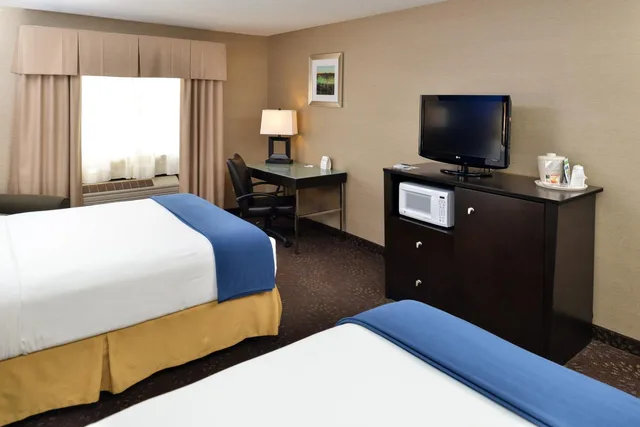 Standard, 2 Queen Beds, Bathtub, Accessible, Holiday Inn Express Hotel Suites Charlotte 4/6