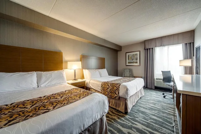غرفة قياسية بسرير كينج وسريرين كوين، Monte Carlo Inn Brampton Suites 3/8