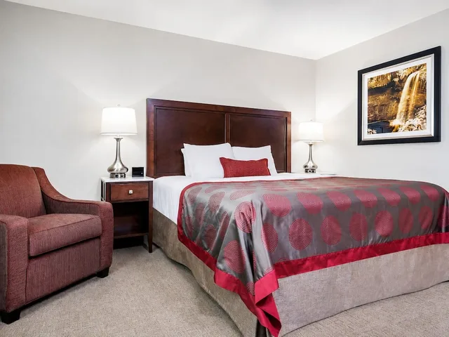Suite, King Bed, Sofa, Ramada By Wyndham Minneapolis Golden Valley 3/6