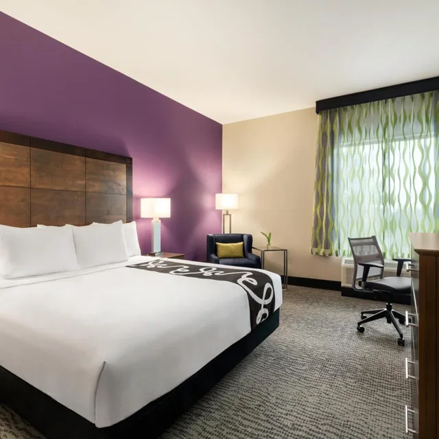 Room, King Bed, Kitchenette, La Quinta Inn And Suites by Wyndham Burlington 2/7