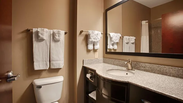 غرفة بسرير كوين، Best Western Abbeville Inn Suites 7/9