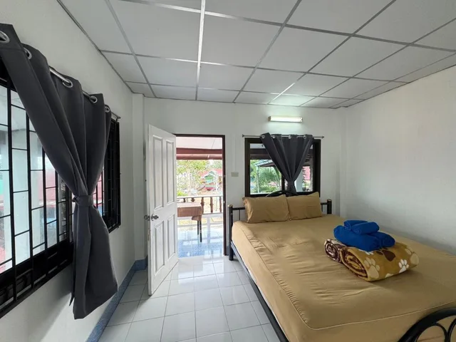 غرفة قياسية بسرير كينج، Rimtalay Resort Koh-Sichang 1/2