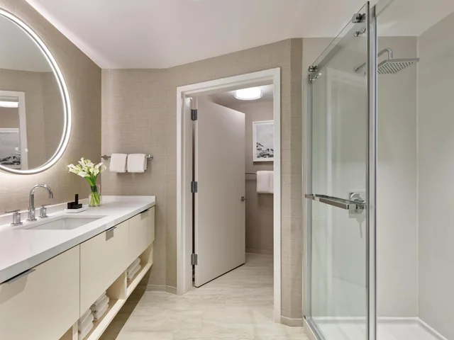 1 Bedroom, Suite, King Bed, 2 Balconies, One Washington Circle DC, Tapestry Collection by Hilton 4/6