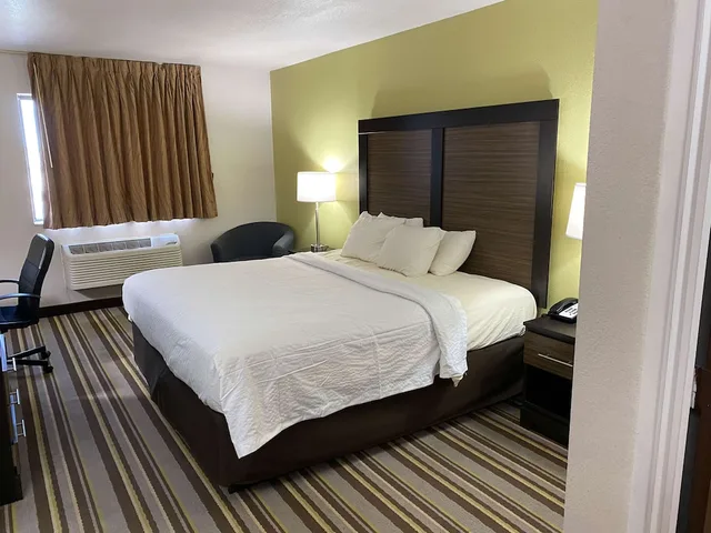 Deluxe, King Bed, Motel6 Lancaster, PA 1/7