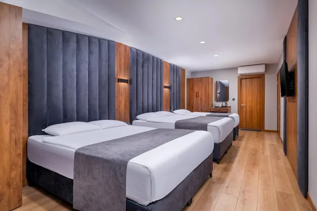 غرفة عائلية بسرير كوين وسريرين فرديين، Elite Port Hotel Istanbul Airport 1/6