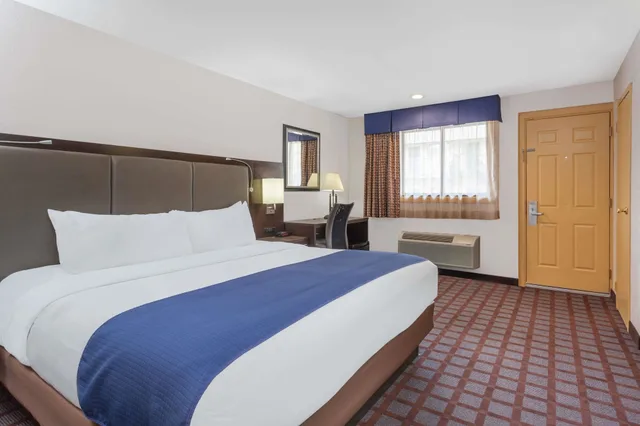 غرفة بسرير كينج، Days Inn by Wyndham Woodbury Long Island 1/3