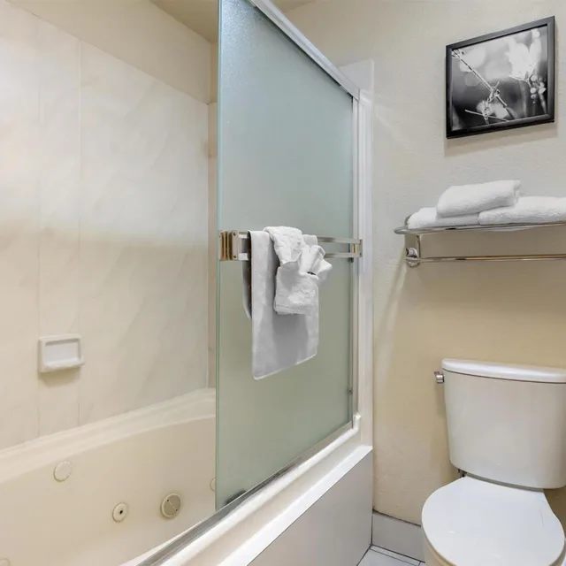 غرفة بسريرين كوين بجاكوزي، Best Western Plus Inn Of Hayward 8/8