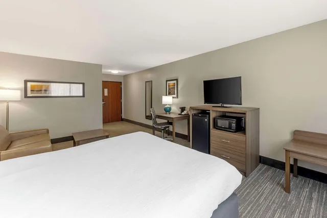 جناح بسرير كينج مع أريكة، Quality Inn El Reno 1/3