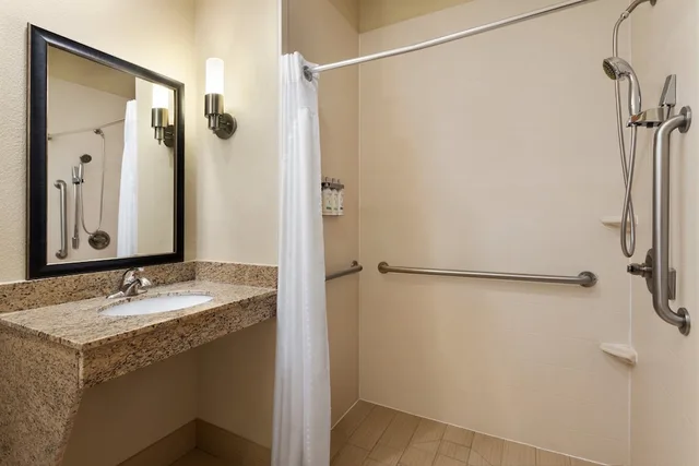 جناح بسرير كوين لذوي الإعاقة، Holiday Inn Express Hotel Suites Edmond 8/10