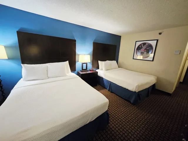 غرفة بسريرين كوين، Ramada Plaza by Wyndham Sheridan Hotel and Convention Center 1/3