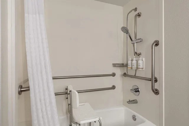 غرفة بسرير كينج بحوض استحمام لذوي الإعاقة، La Quinta Inn & Suites by Wyndham Fairfield - Napa Valley 2/2