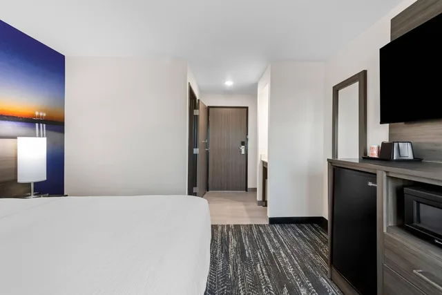 Senior, King Bed, Accessible، Clarion Pointe Milwaukee Airport 2/8