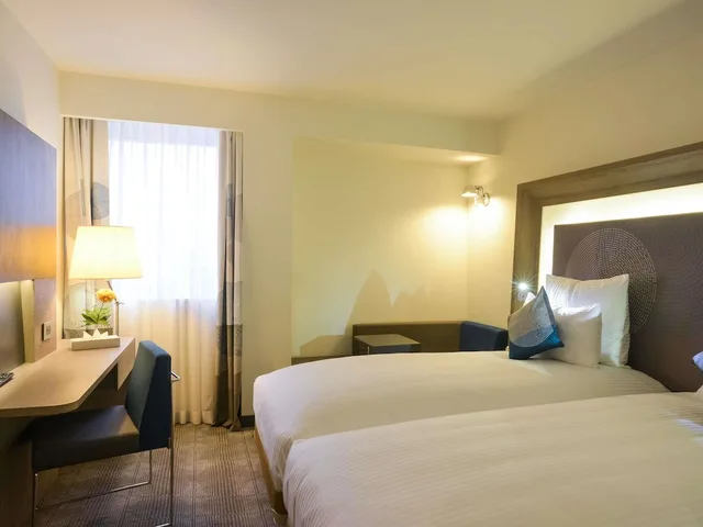 غرفة قياسية بسريرين منفصلين مع أريكة، Novotel Cairo Airport 7/10