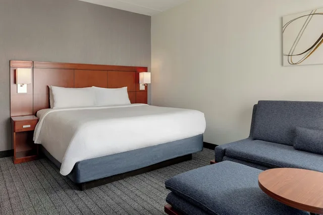 غرفة بسرير كينج مع أريكة، Courtyard By Marriott Boston Norwood Canton 4/8