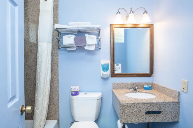 غرفة قياسية بسرير كينج بغرفتي نوم، Aqua Breeze Inn 5/5