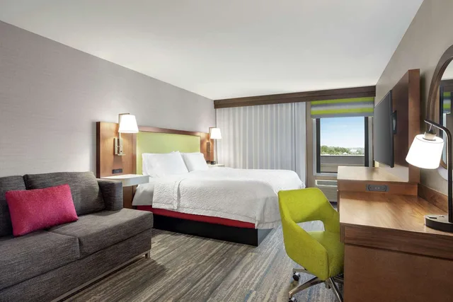 Study, King Bed, Sofa، Hampton Inn Milwaukee/Brookfield 2/5