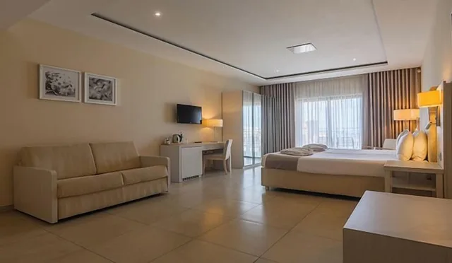 جناح جونيور ديلوكس بسرير مزدوج بشرفة مع أريكة، Maritim Antonine Hotel and Spa Malta 7/10