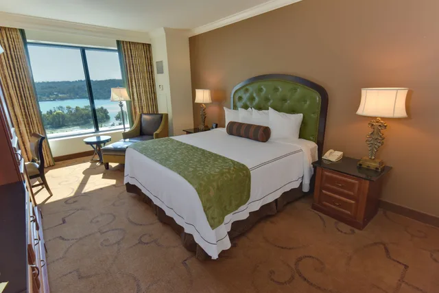 غرفة كلاسيكية بسرير كينج بإطلالة على النهر، Belterra Casino Resort 2/5