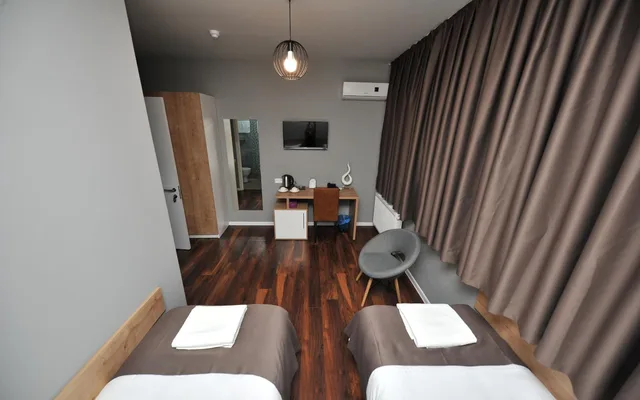 غرفة بسريرين منفصلين، Boho Tiflis Hotel 2/2