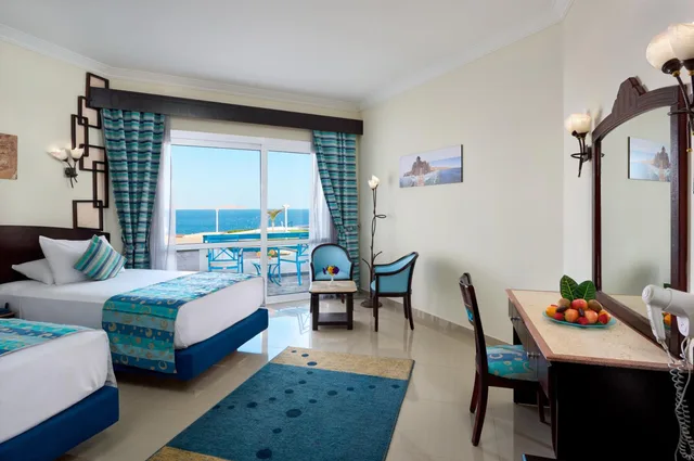 غرفة سوبيريور ثلاثية بسريرين منفصلين بإطلالة على المسبح، Dreams Beach Resort Sharm El Sheikh 1/1