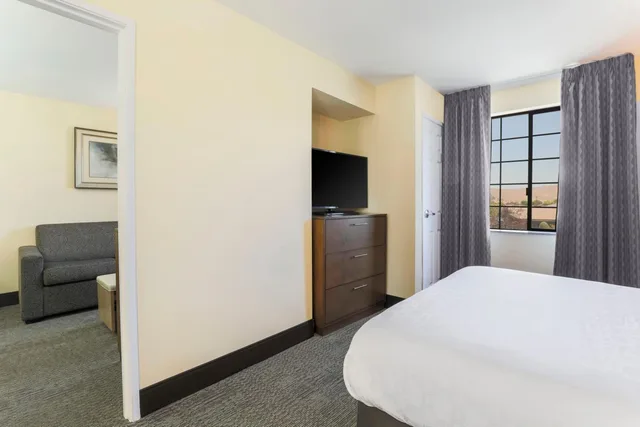 Room, Queen Bed, Bathtub, Accessible, Staybridge Suites Reno 1/4