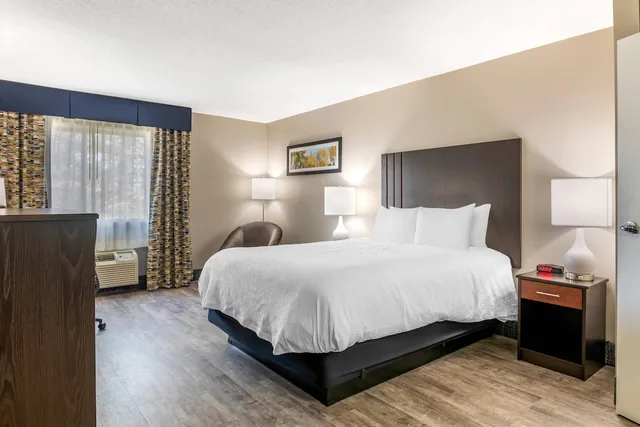 غرفة قياسية بسرير كينج يُسمح فيها بالحيوانات الأليفة، Black Bear Inn, an Ascend Collection Hotel 1/5