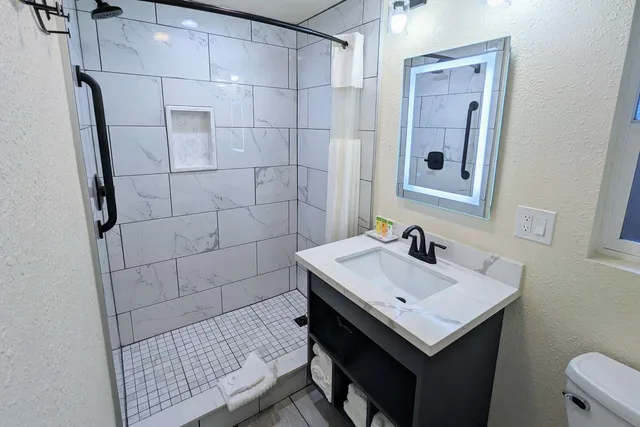 Room, 2 Queen Beds, Clarion Collection Hotel Pacific Grove - Monterey 4/4