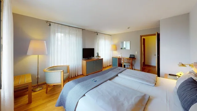 Classic, Double Bed, Schlosshotel Bad Wilhelmshohe 2/9